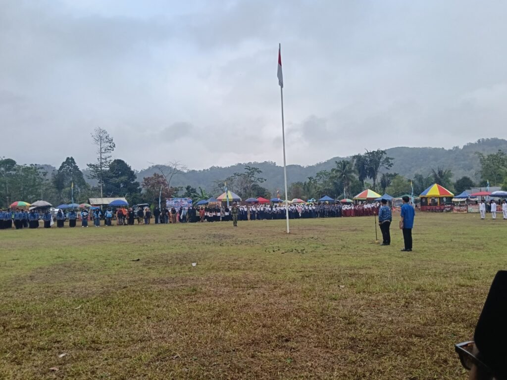 Peserta upacara Hari Sumpah Pemuda di Lapang Cibaros, Desa Cikuya