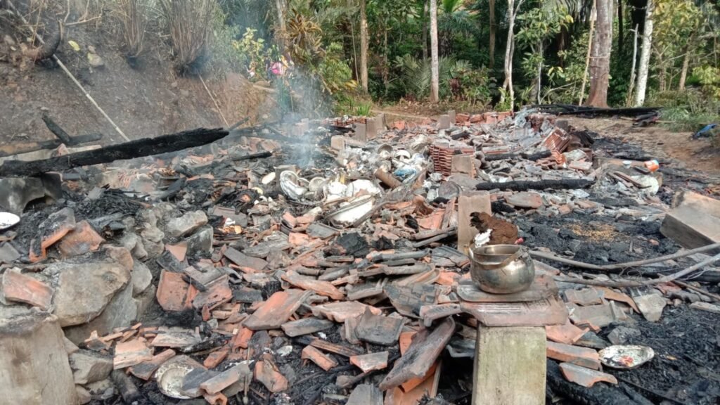 Puing bangunan dan peralatan rumah tangga setelah kebakaran rumah Bapak Midin di Cilingga, Desa Cipicung, Kecamatan Culamega.