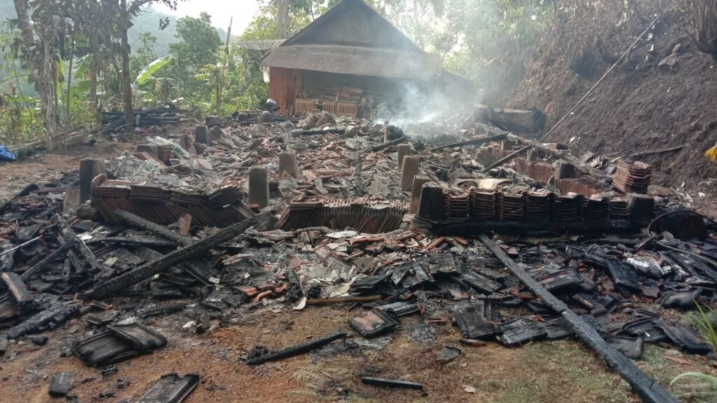 Puing rumah Bapak Midin setelah kebakaran 22 Oktober 2026 di Kampung Cilingga, Desa Cipicung, Kecamatan Culamega.