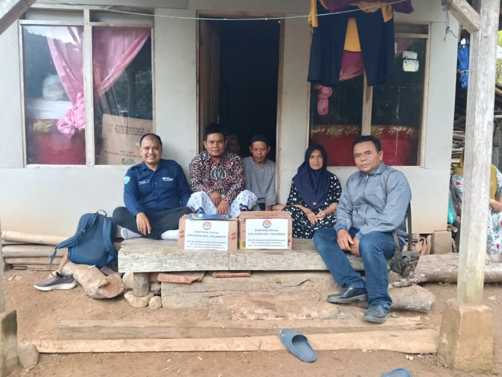 Tim UPK DAPM Kecamatan Culamega bersama keluarga Bapak Midin dan pendamping saat penyerahan bantuan di Desa Cipicung, 27 Oktober 2026.